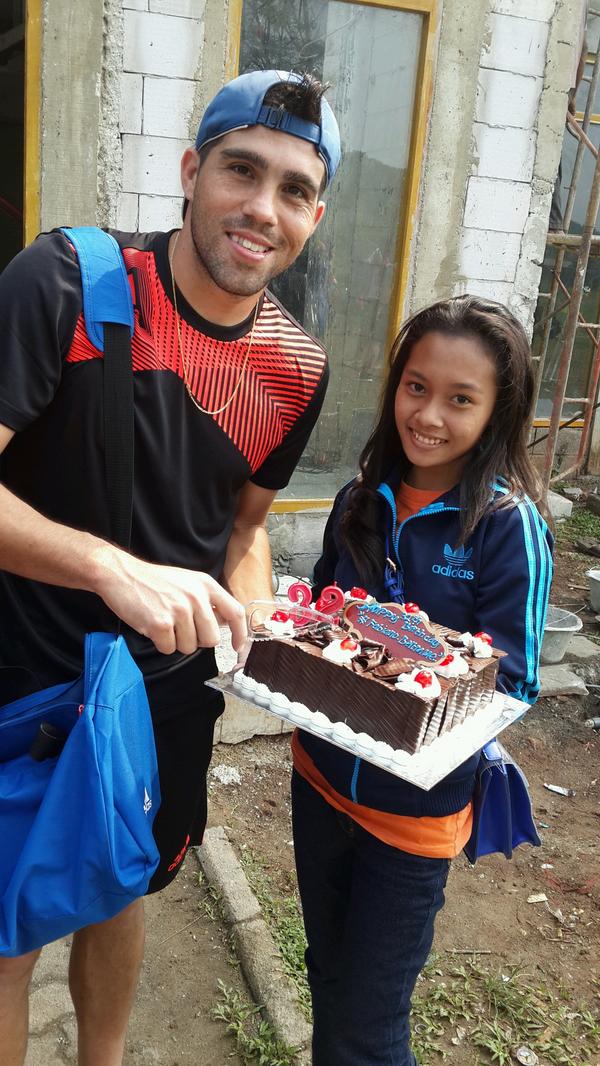 Yuhu capt, ini liputannya > bit.ly/1ovLUz7  RT <a href="/fabianobeltrame/">Fabiano beltrame 15</a> Thanks for kue 🎂🎂🎂 enak skli