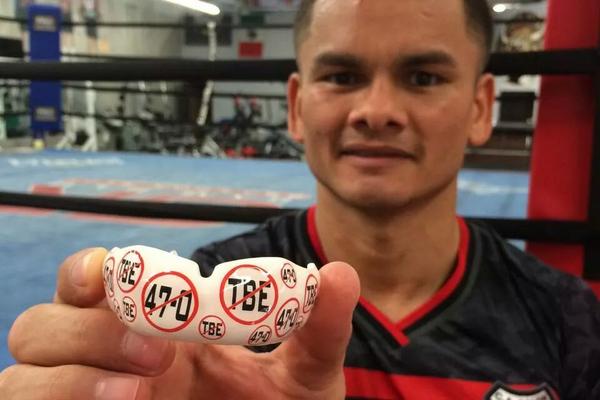 TRUBoxingHeadz's tweet image. @MouthpieceGuy delivers new Mouth Piece to @ChinoMaidana for rematch fight Vs @FloydMayweather No 47-0 #NoTBE #Mayhem