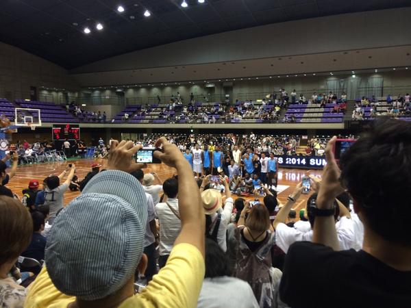 w_higa's tweet image. 記念撮影と撮影するお客さん #hosgames