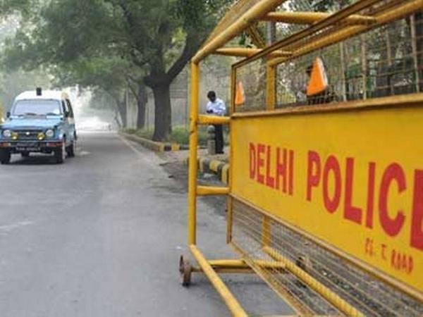 News18Rajasthan's tweet photo. दिल्ली पुलिस के कांस्टेबल ने की खुदकुशी की कोशिश, हालत गंभीर.#DelhiPolice http://t.co/eFWVdZuqXw