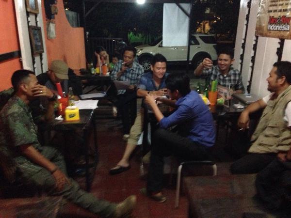 warung_oranje's tweet photo. Yuk mampir..indomie super pedas, nasi gila, milo dinosaurs, roti bakar drum mag Ada disini http://t.co/LghWTO9Us2