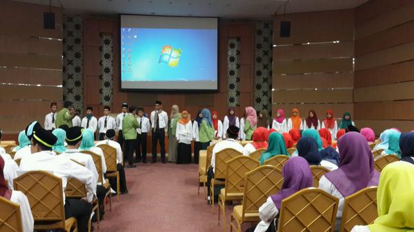 semafkuy's tweet photo. Sekarang sedang dilakukan pemilihan Pak Lurah dan Bu Lurah @fkyarsi2014 http://t.co/VfNsvUV2iy