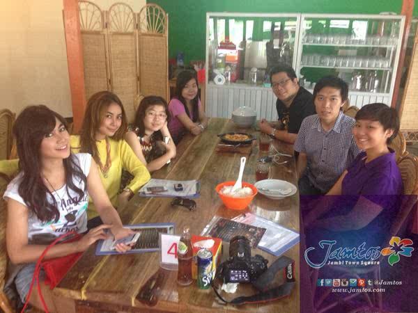 dilla_devi's tweet photo. Lagi Lunch@AnisaRahma_Adi @Adinda_adi @Jamtos #JamtosFUNT4STIC http://t.co/wCcWqPqjFs