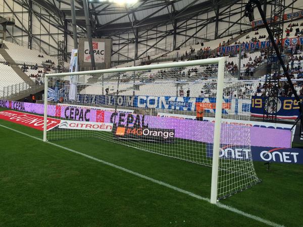 TeamOrangeFoot's tweet photo. Encore et toujours @Orange_France innove avec le #Tobled derrière les buts #Ligue1 #Football #sponsoring #Velodrome http://t.co/qigN1WUOWv