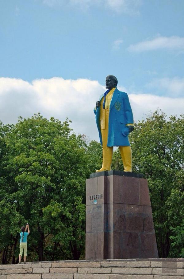 eastbook_eu's tweet photo. Urocze RT @pawelLickiewicz: Now it is #HipsterLenin #Lenin in #Nikipol #Ukraine http://t.co/pJghdTE3Ox via @Shikov90 http://t.co/WvpStEVfiT