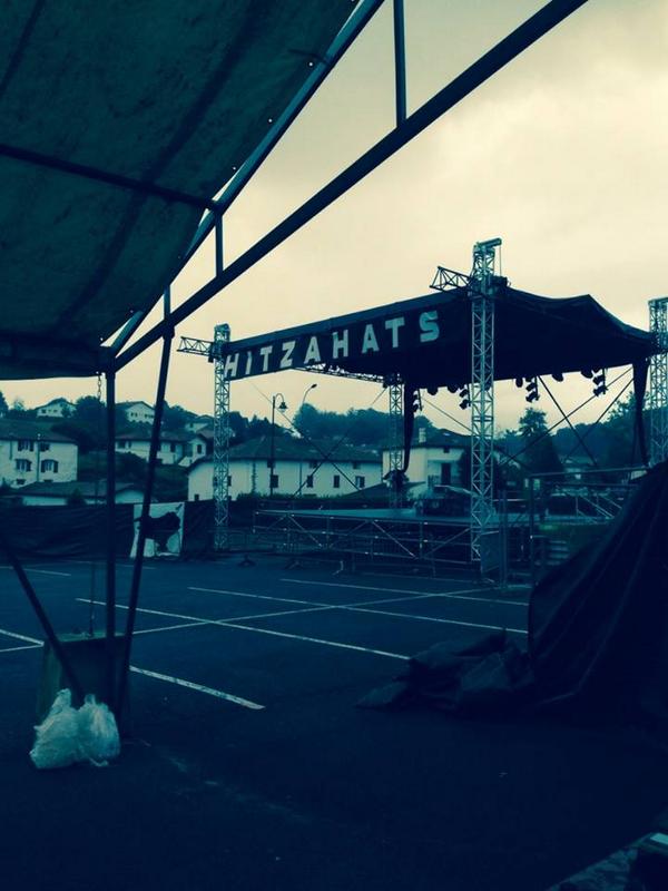 HITZaHATS's tweet photo. Preparatzen gaur-ko!!! @euskalirratiak @Gatibu @info_willis @ehKz_eu @POINT8BAIONA @garanet @aekiparralde http://t.co/fcW2yUv97w