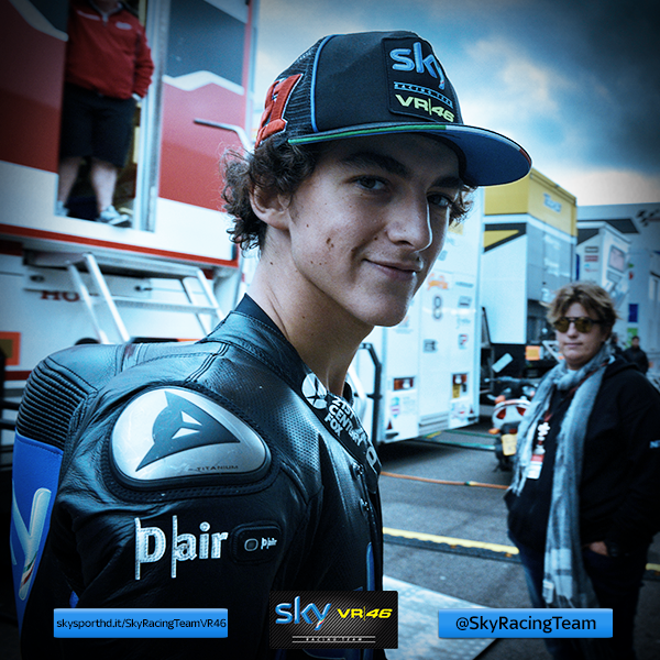 VR46RacingTeam's tweet photo. Si parte, al via la FP3 a @SilverstoneUK http://t.co/m1fslcAVdC