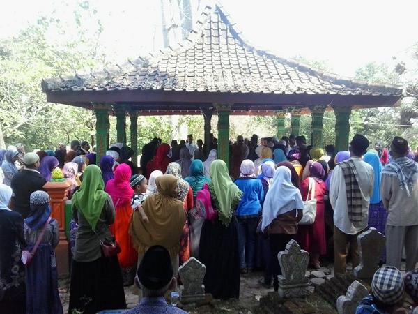 ArdRmd's tweet photo. At makbaroh syech tolhah bin tollabuddin #haulsyechtolhah http://t.co/ue4aKUubMU