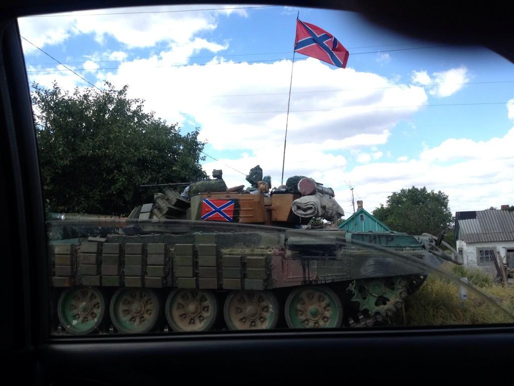 Alec Luhn on Twitter: "Several tanks w/Novorossiya flags parked around