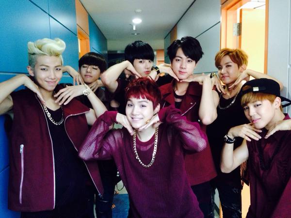 bts_bighit's tweet photo. [#오늘의방탄]
헬로헬로~ 헬로헬로~ 음악중심에서 만난 방탄소년단! 가을을 준비하는 버건디소년단이었습니다. 오늘도 방탄의 #Danger 를 듣고 계신 모든 팬여러분 고맙습니다!**
#슈가_형광등담당_트윙클트윙클 http://t.co/rpjX9BHwUr