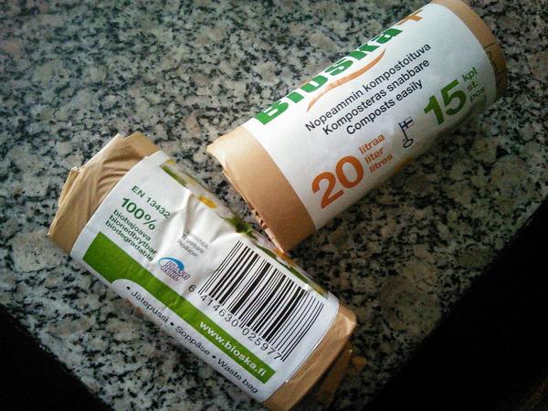 sampeson's tweet photo. Saatiin testiin nopeammin hajoavia biojätepusseja. #bioska #biojate #maatuvatjatteet http://t.co/u3DMQEXhNt