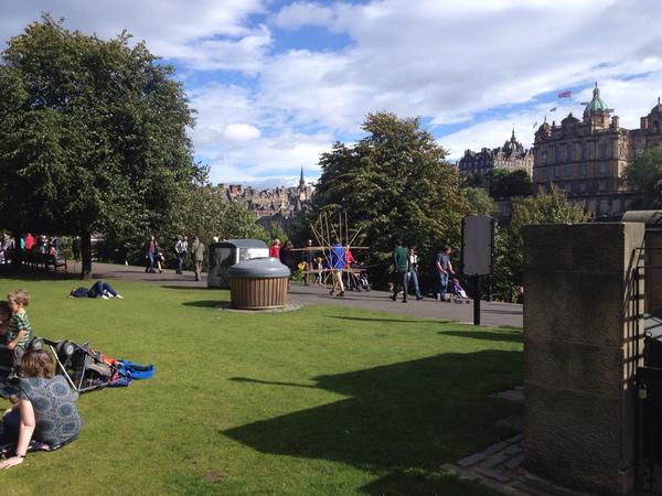 RoyalScotAcad's tweet image. And he&apos;s off! Route: through Princes St Gdns, Cockburn St, up Royal Mile and then back down The Mound. #opendialogues