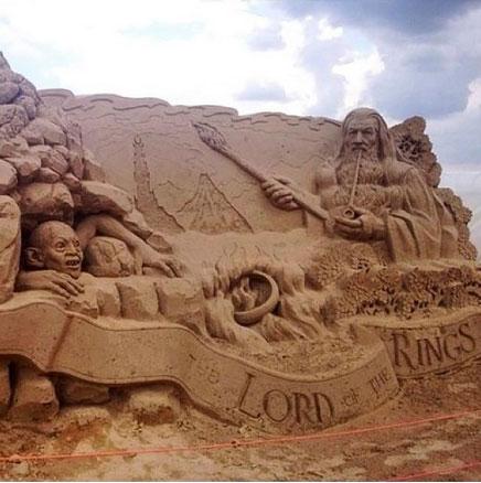 IanMcKellen's tweet photo. I love these sand sculptures. Enjoy the rest of your summer! http://t.co/R1Ms4Sd7Dc