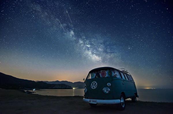 vanbitzuk's tweet photo. A campervan under the stars.... http://t.co/B9Vf4CbhRA http://t.co/r6sJiY8H1S