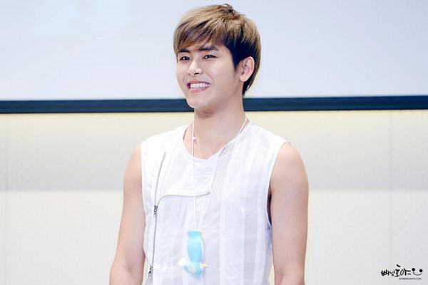 infinite_gb's tweet photo. 이쁜예_ 역시 호미남인 예 http://t.co/bcBulvJX7J