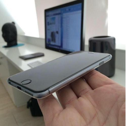Bruno_Bonando's tweet photo. @MacMagazine Tenho um amigo que conseguiu pôr as mãos no iPhone 6. É de amigo dele que trabalha na fábrica na China! http://t.co/bRkbs0wHQC