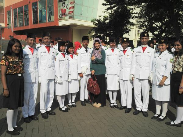 olin_nadia's tweet photo. @PASMADIGA ... #latepost#foto with pasukan pengibar kecamatan karang tengah http://t.co/RqvUPPHwdh