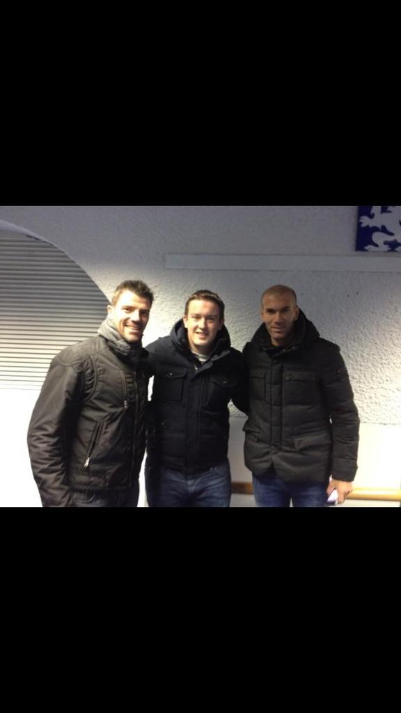 CharlyFcsq's tweet photo. En photo avec @CoupetCoupet et @ZidaneOfficial_  à Gerland ! http://t.co/JrJQ3NfFdY
