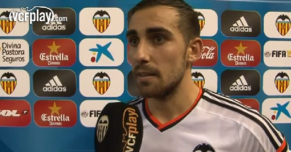 valenciacf's tweet photo. VÍDEO - Así agradecía @paco_alcacer el apoyo de la afición en Mestalla: http://t.co/4hFNPWMqrs #VCFplay #VCFmalagacf http://t.co/pwAQZ2sxlm