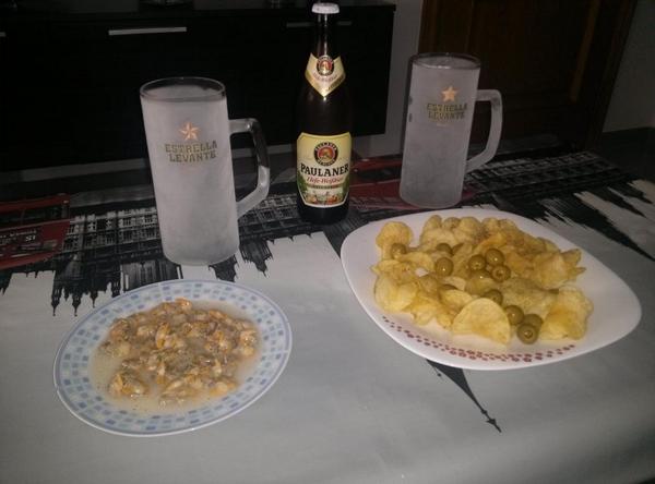 GermanOrtega_85's tweet photo. De aperitivo en casa con @PatriciaAlhama http://t.co/frHnnw1RT9