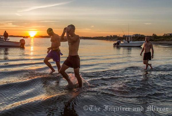 JPowersIM's tweet photo. Solo competitors start the #Nantucket Rock Run  around-the-island race at #sunrise Sat.  @manfromack #therockrun http://t.co/E1g8ZT5Zx2