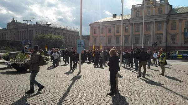 SimonBunger's tweet photo. Den store gruppe SvP folk er lige ankommet #KämpaSthlm http://t.co/VBmQdCvaCe