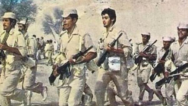 SaifBZayed's tweet photo. في الصورة: سيدي سمو الشيخ محمد بن زايد خلال التحاقه بالقوات المسلحة. 
فخورون اليوم بشباب وشابات الخدمة الوطنية. http://t.co/hSFO0lAyjo
