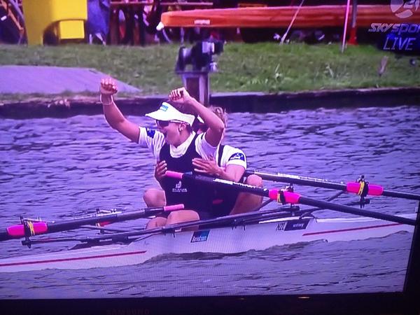 What a feeling for NZ's <a href="/MaccaSophie/">Sophie MacKenzie</a> &amp; <a href="/JuliaedwardNZ/">Julia Edward</a> in the lightweight double sculls. Gold &amp; world's best time.
