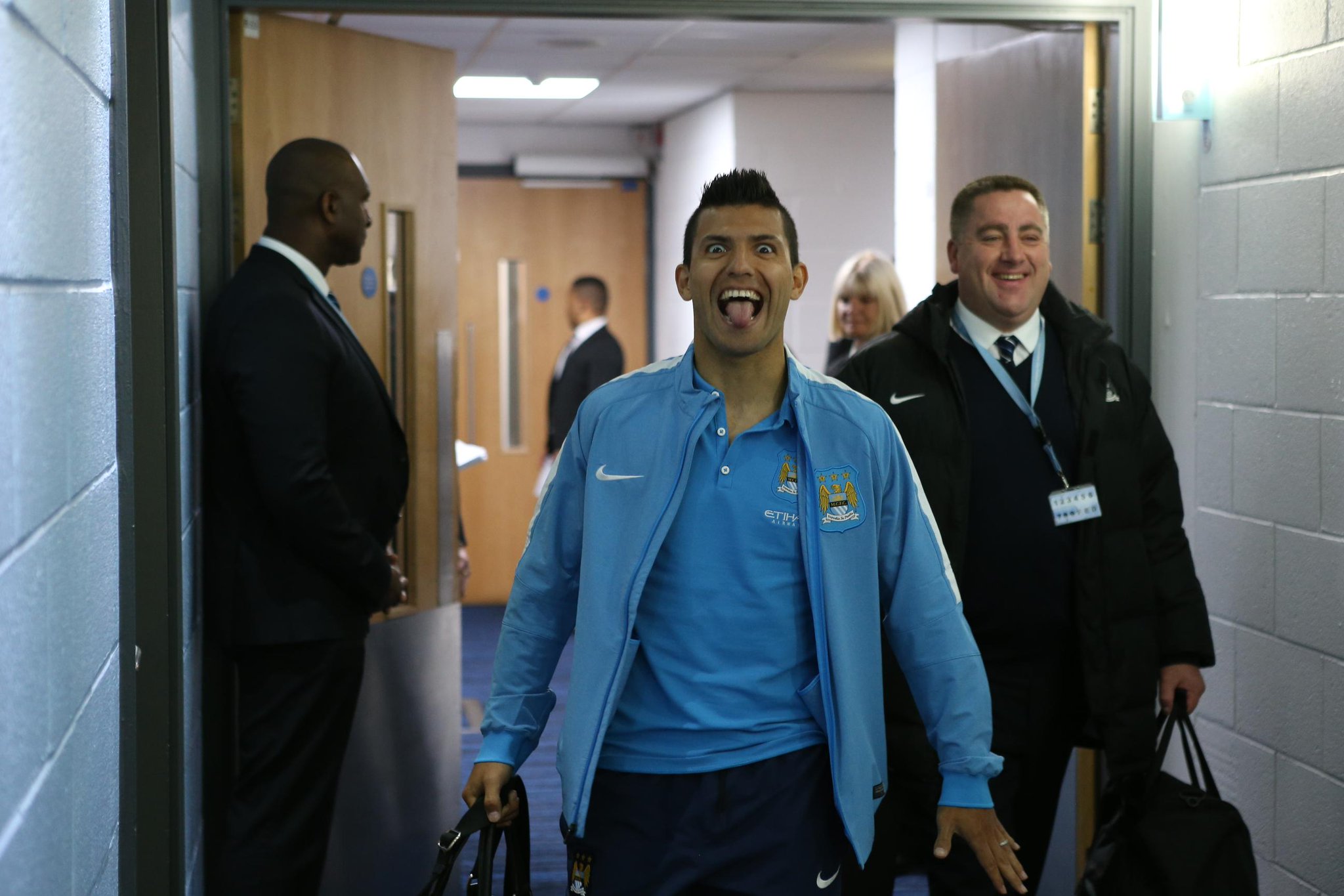 BwSbNdwIMAAhi6S.jpg:large