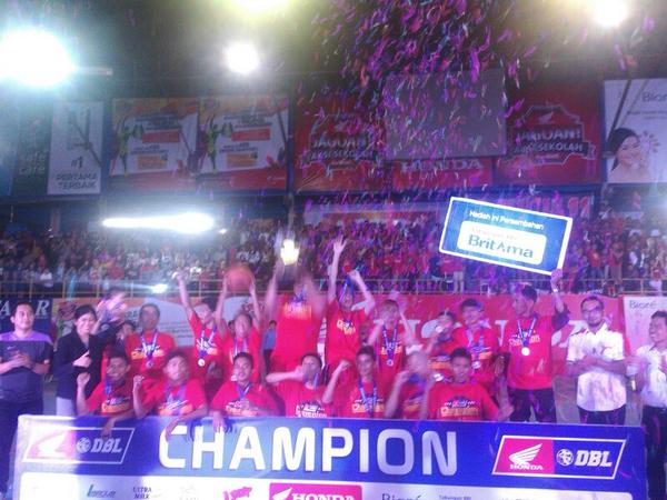 HondaJagoanku's tweet photo. Sekali lagi selamat untuk tim basket putra @sman11mks, juara #HondaDBL2014 South Sulawesi series. 🎉 http://t.co/SUcuhVSkLR