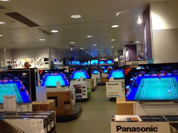 juliasimn's tweet photo. Estar en el corte inglés y que en todas las pantallas aparezca el partido de @caro_marin2 de ayer #AsiSi #Badminton http://t.co/cdn8icNkQB
