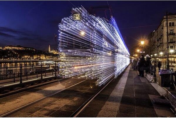 designsuteki's tweet photo. イルミネーションの施された電車が銀河鉄道みたい http://t.co/Y8qsbMUVoC