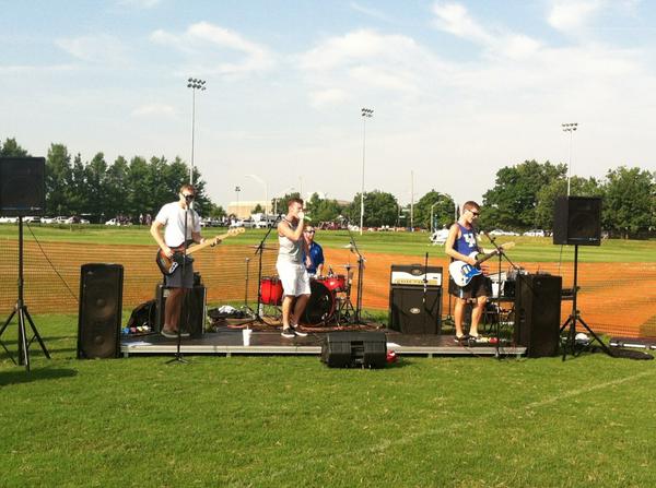 UK_KWeek's tweet photo. The band is rocking at the All Student Tailgate! Come for some great music, swag, food, and fandom! #KWeek14 http://t.co/voUXvJ7vsg