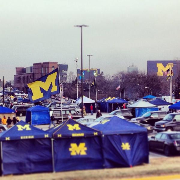 CrowdJoyEvents's tweet photo. How do you tailgate? Share your pics today with #MeetBallin and we'll share your tailgate glory! #TailgateLove http://t.co/ZFgKmZjozN