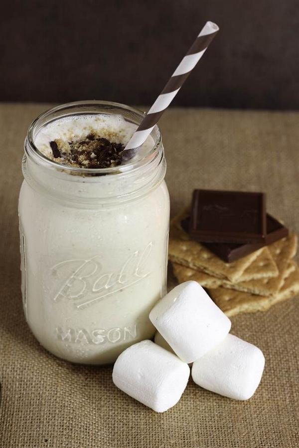 CookCool's tweet photo. Sure, we’ll have s’more milkshake!

#Pin it: http://t.co/kY4hCXUPFJ http://t.co/c8PTtCHpR1