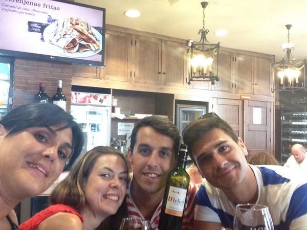 ValenciaAran's tweet photo. X Granada en la melior compañía @Angelesgonla @riescocalvo #victor #vivaGranada http://t.co/EFJTwvA6Hp