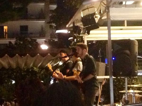 Nara_Hodge's tweet photo. Back in England soon but for now drinking mojito while watching the awesome @Dcovers1  #happydays #holidays http://t.co/KIFdcSyb96