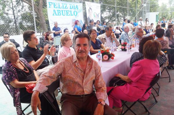 AmadorMonroy's tweet photo. Si consentimos todos los días al Abuelo, entonces a nosotros nos van a consentir diario. http://t.co/jbi9iSVoC6