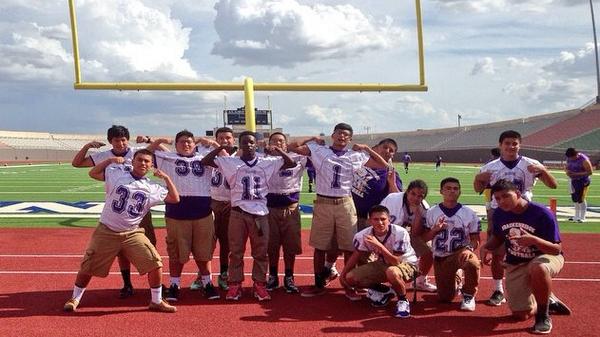 Urkelbangzz's tweet photo. Yesterday with the #FREHSMAN squad👌🏈🙌 #fam http://t.co/uRScjde5lf