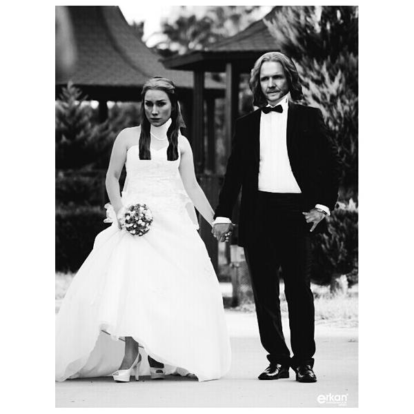HybriidKlaus's tweet photo. Mikael ve Esther'in görülmemiş düğün fotoğrafı. #MysticFallsKırBahçesi http://t.co/gfLd8jjIjM