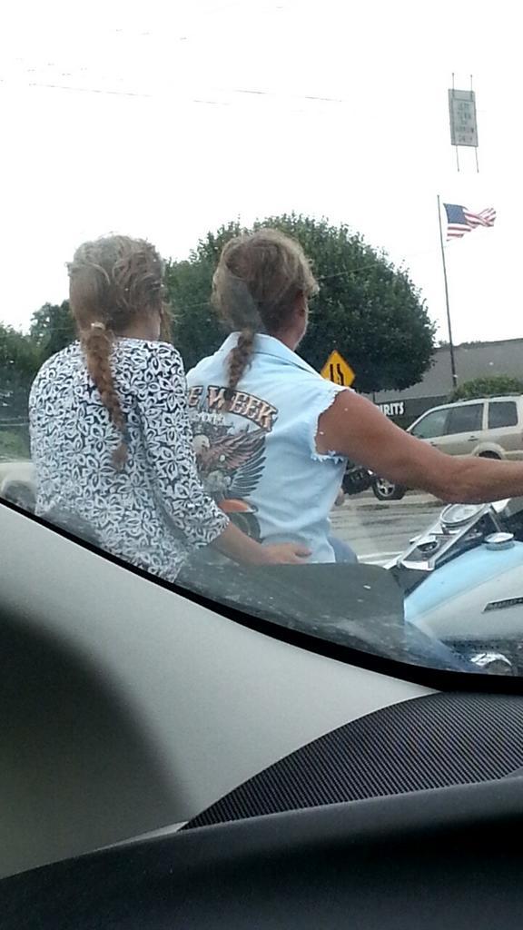 SWinternheimer's tweet photo. Relationship goals #matchingbraids http://t.co/J2ecY84T76