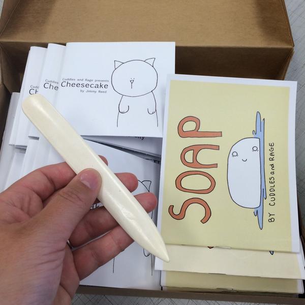 cuddlesandrage's tweet image. A book-maker's best friend! #bonefolder