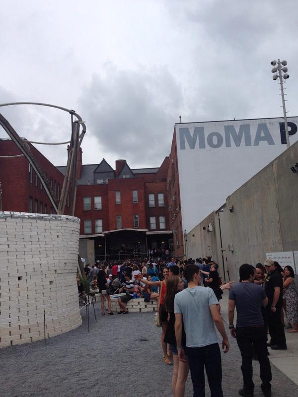 ay_que_linda's tweet image. @MoMAPS1 providing #labordayweekendvibes