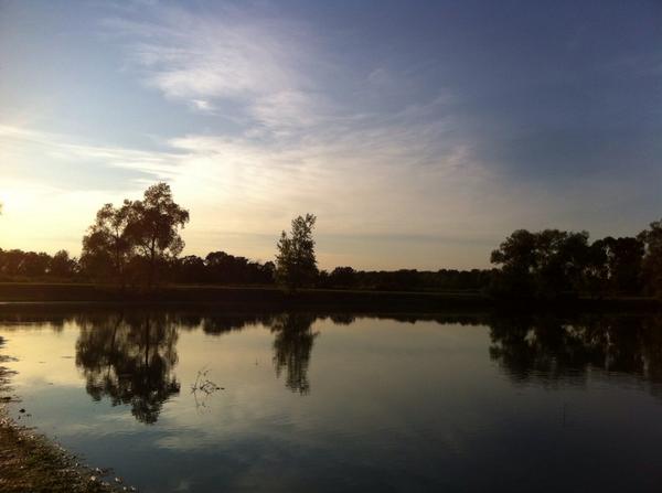 PicCapture's tweet photo. Shorter nights are coming...🌙 #summer http://t.co/hECy1Ksyzm