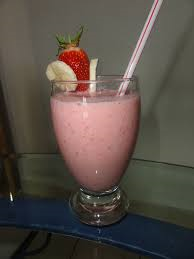AuthentiqueGym's tweet photo. Recette du jour smoothies fraises congelés bananes mûres plus jus d'orange(250ml)blanc d'œufs(2) mélange bon déjeuner http://t.co/lP0vyvA2QB