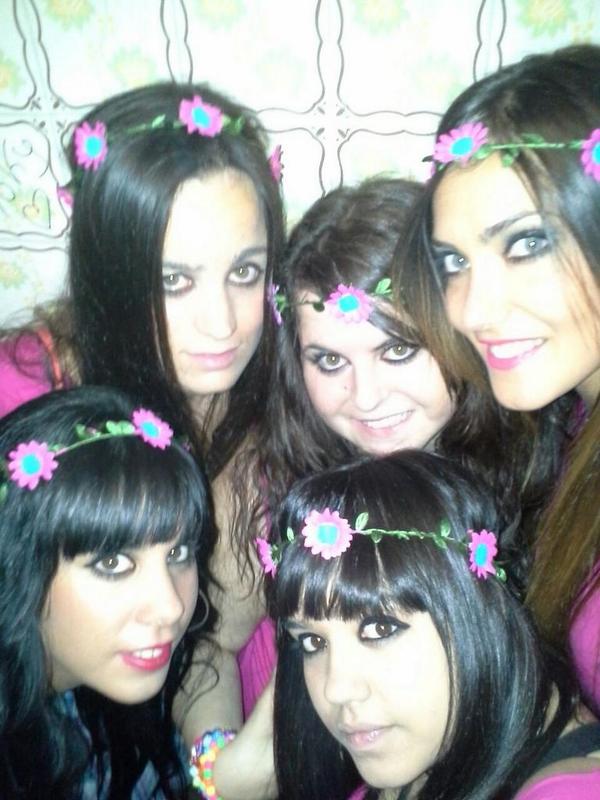 sandra_atks's tweet photo. Despues de un bermut intenso a descansar que esta noche toca cenita en el guru con mis princesas! #fiestas2014 http://t.co/LogpeHMatd