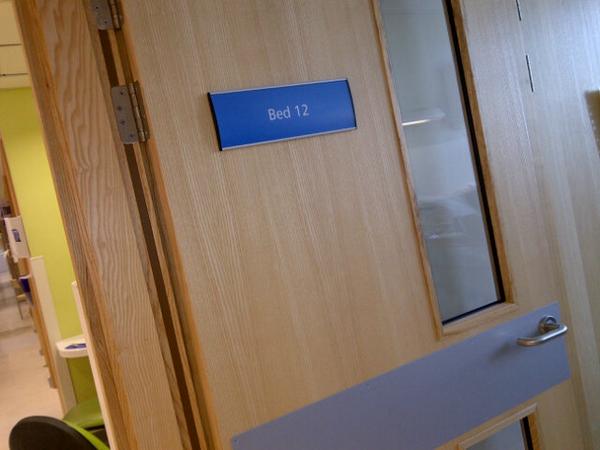 IsanSafeer's tweet photo. Never thought I would set foot in here again #RoyalInfirmary #brokenLeg #2YearsNoFootball ☹☹☹☹☹ http://t.co/LKDJn3qiW0