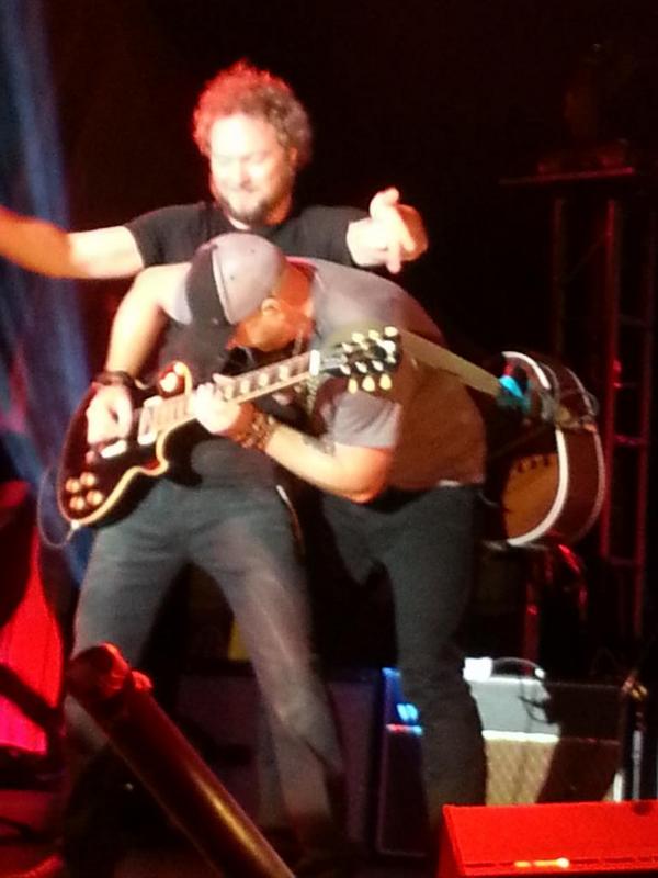 terrie_2012's tweet photo. @MactAndrew @GrahamMallany  rocking the c.n.e. http://t.co/IT4I2YvZ3l