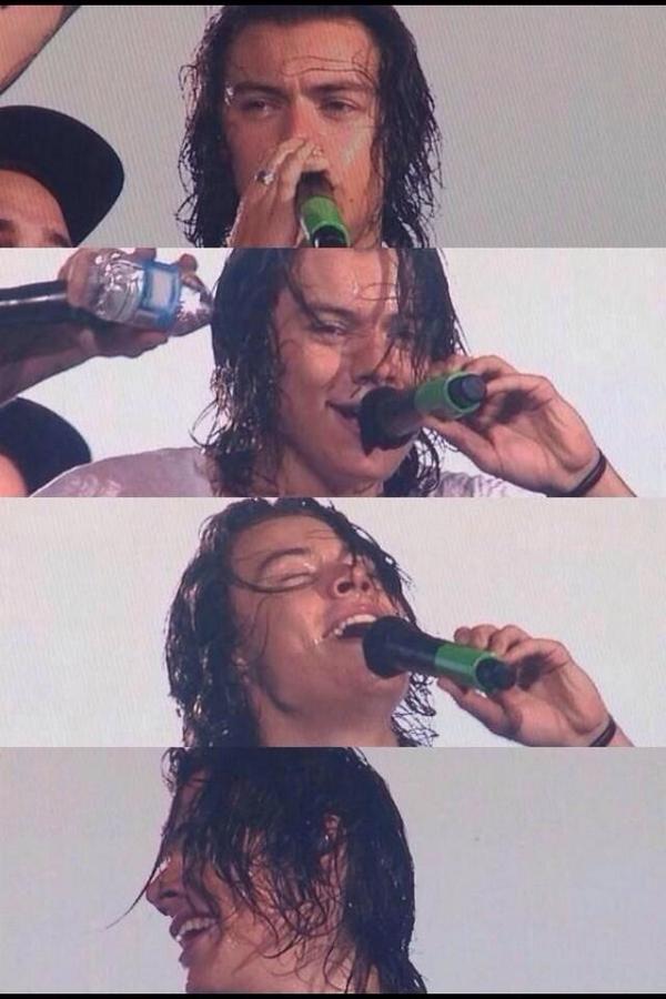 KeepUpdated1D's tweet photo. Do it for wet Harry! If this doesn't make you vote/retweet then idk what will ! #MPN #Directioners http://t.co/YjnuprWkyk