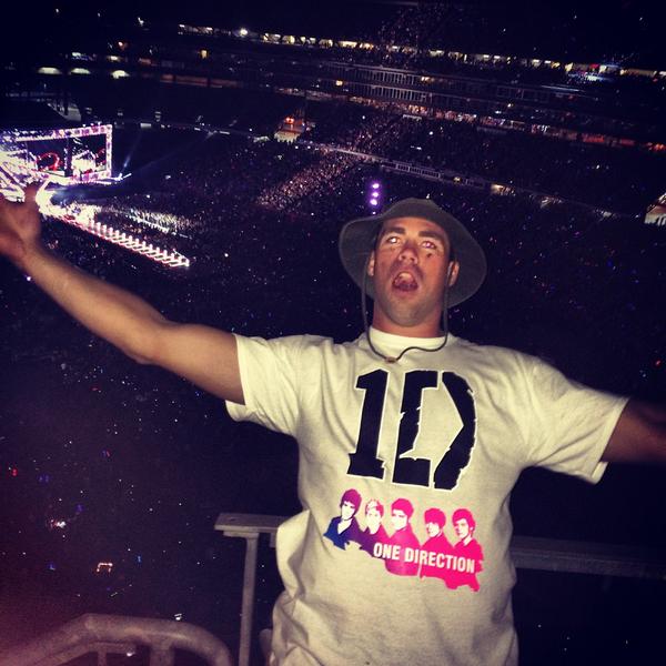 TeddyMcCarran's tweet photo. Happy birthday to my friend @KyleSingle10 #Directioners #LightUpGillette http://t.co/NkwSqLiuo5